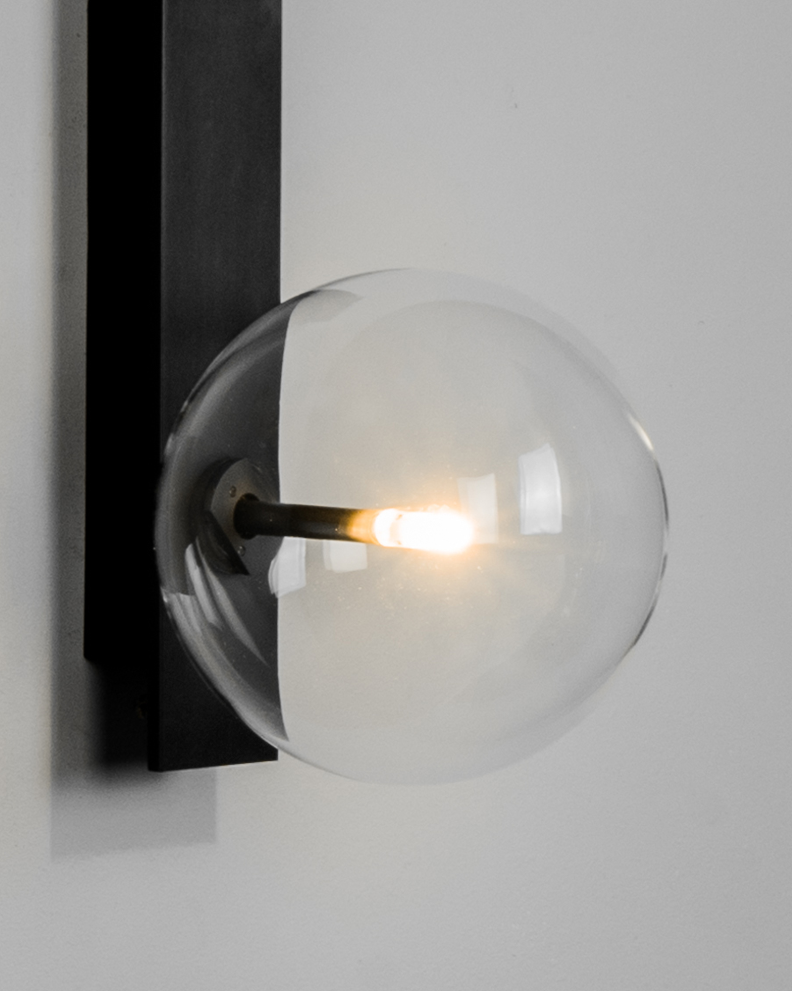 Schwung Oslo Dual Black Gunmetal Transparent Globe Wall Light